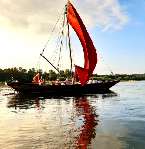 Notre bateau traditionnel, Mélusine, restitution d'un bateau du 18eme siècle, vous emmène en balade.