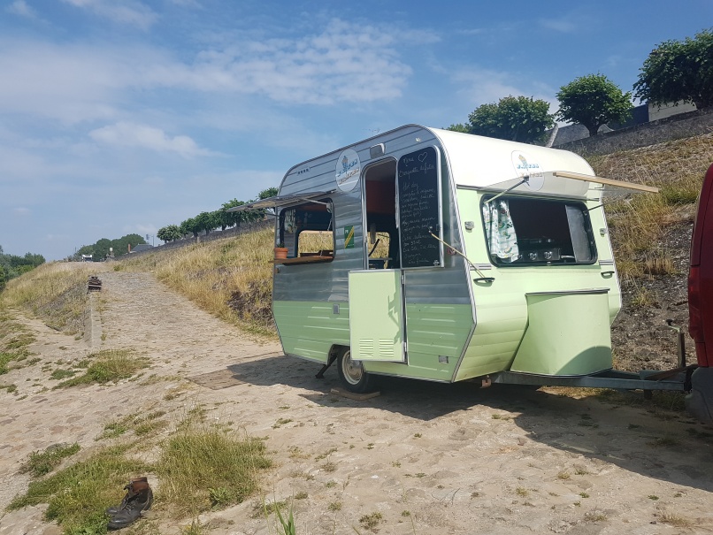 Notre caravane friterie, Frites-Frites, vous régale de burgers et frites maison.