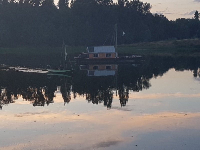 la bateau au coucher du soleil